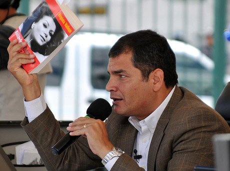 El presidente de Ecuador Rafael Correa exhibiendo mi libro